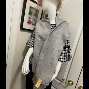 Alpaca Camargo beautiful gray woolly scarf new with tag